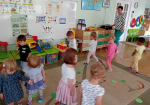 Dzieci z grupy 1 biorą udział w zabawie ruchowej