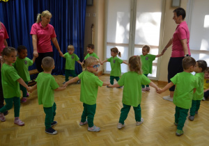 Dzieci z grupy 1 tańczą w kole