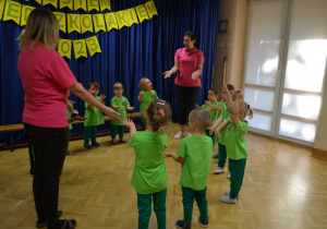 Dzieci z grupy 1 tańczą