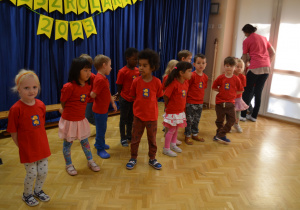 Dzieci z grupy 3 śpiewają piosenkę