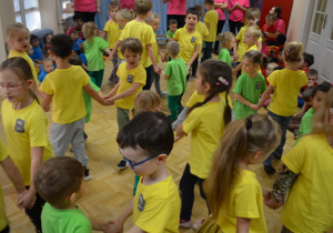 Wspólny taniec dzieci z grupy 1 i 4