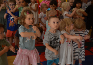 Dzieci z grupy I tańczą