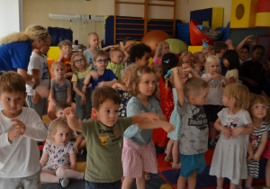 Dzieci z grupy I, II i IV tańczą i pokazują