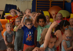 Dzieci z grupy III pokazują taneczne figury