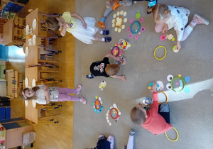 Dzieci z grupy II bawią się na dywanie z kropkami