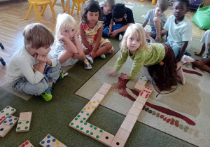 Dzieci z grupy III grają w domino