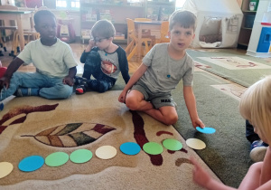 Dzieci z grupy III grają w kropki