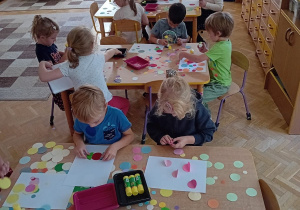 Dzieci z grupy IV tworzą kropkowe działa sztuki
