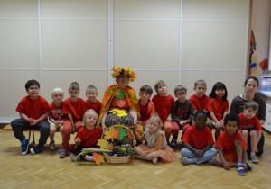 Dzieci z grupy III robią zdjęcie z Panią Jesienią