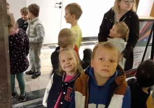 Dzieci z grupy IV czekają na wejście na sale