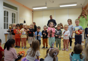Dzieci z grupy I, II, III i IV grają na instrumentach