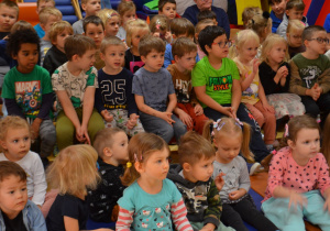 Dzieci z grupy I, II, III siedzą i słuchają