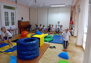 Dzieci z grupy IV wykonują ćwiczenia równoważne