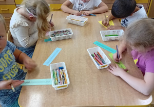 Dzieci z grupy IV kolorują literki