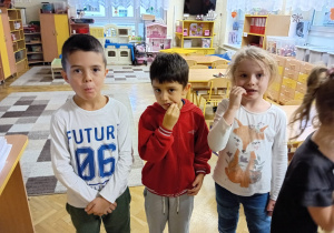 Dzieci z grupy IV degustują trzcinę cukrową