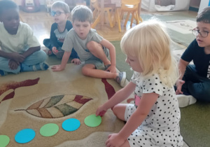Dzieci z grupy III układały rytmy z kolorowych kropek