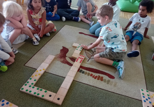 Dzieci z grupy III grały w domino z kropkami