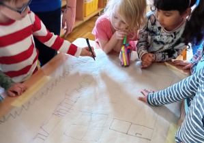 Dzieci z grupy III podczas rysowania w zespole, uczą się współpracy ze sobą