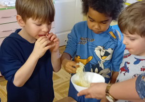 Dzieci z grupy III próbują jak smakuje świeża kapusta, a jak smakuje kiszona