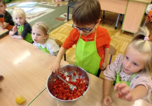 Dzieci z grupy III mieszają w misce pokrojone warzywa