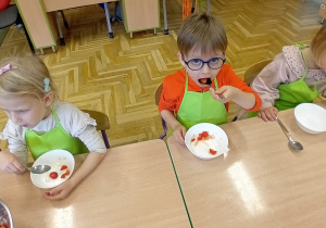 Dzieci z grupy III degustują przygotowaną przez siebie sałatkę