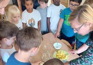 Dzieci z grupy III przygotowują samodzielnie owocowe smoothie