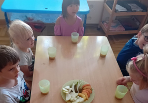 Dzieci z grupy III przygotowują się do degustacji smoothie