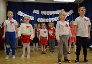 Dzieci z grupy IV stoją i śpiewają