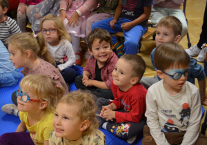 Dzieci z grupy I siedzą i słuchają