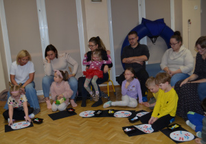 Dzieci z gr IV grają w grupach