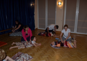 Dzieci z gr III robią masażyk