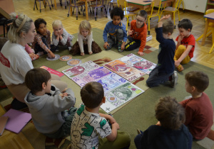 Dzieci z grupy III porównują banknoty