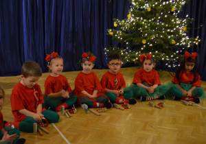 Dzieci z grupy II siedzą i śpiewają