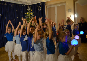 Dzieci z grupy IV tańczą układ taneczny