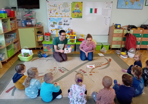Dzieci z grupy 1 poznają flagę i kształt Włoch na mapie