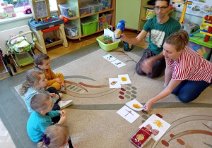 Dzieci z grupy 1 poznają różnorodne kształty makaronów