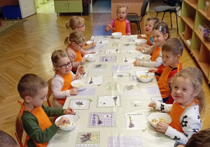Dzieci z grupy 1 zjadają swój samodzielnie przygotowany deser