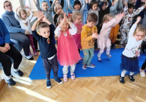 Dzieci z grup I i III tańczą