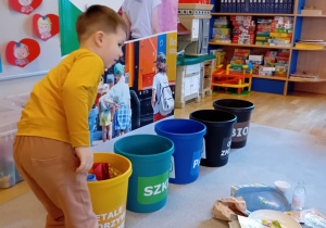 Dzieci z grupy II segregują śmieci
