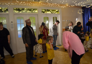 Dzieci z grupy II tańczą z babciami i dziadkami