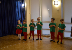 Dzieci z grupy III stoją i śpiewają