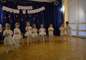 Dzieci z grupy I tańczą i pokazują