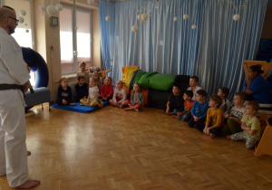 Dzieci z grupy IV siedzą i słuchają