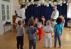 Dzieci z grupy III poznają podstawowe techniki karate