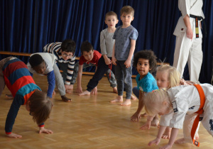 Dzieci z grupy III wykonują ćwiczenia ruchowe