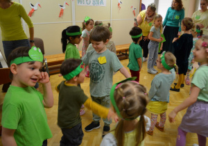 Dzieci z wszystkich grup tańczą w grupach