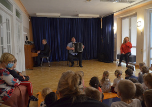 Wysłuchanie przez dzieci utworu wykonanego na akordeonie