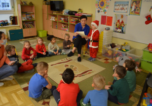 Dzieci z grupy III razem ze swoją panią odczytują treść listu od Św. Mikołaja