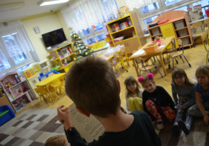 Dzieci z grupy IV odczytują treść listu od Św. Mikołaja
