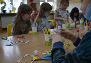Dzieci z grupy IV tworzą zajączka z papierowego kubka